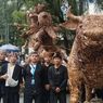 Patung Diah Pitaloka dan Gajah Mada dari Pelepah Pohon Pisang Kering Tampil di Asia Afrika Carnival