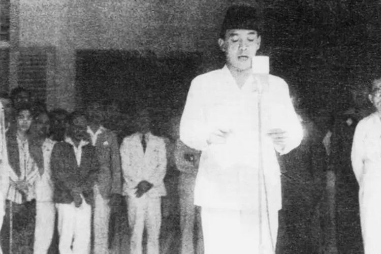 Presiden pertama RI, Sukarno, membacakan teks proklamasi kemerdekaan Indonesia pada 17 Agustus 1945.