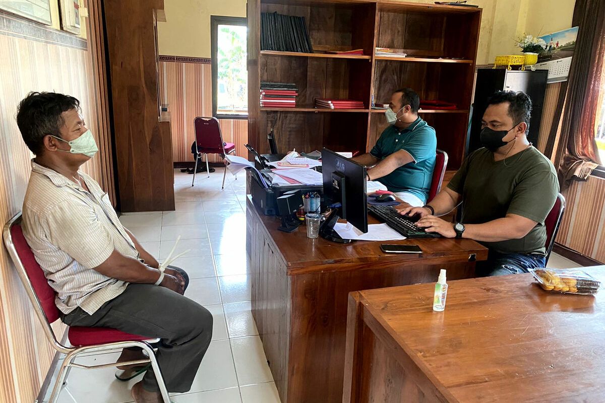 Y (51) menjalani interogasi di Kantor Polsek Srengat di Kabupaten Blitar atas pencurian seekor kambing yang dia lakukan pada 22 November 2020, Kamis (10/3/2022)