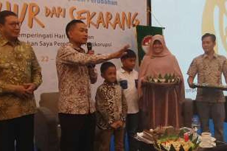 Bupati Batang Yoyok Riyo Sudibyo diberi kejutan ulang tahun oleh istri dan anak-anaknya saat mengisi acara di Hotel Sari Pan Pasific, Jakarta, Sabtu (23/4/2016).