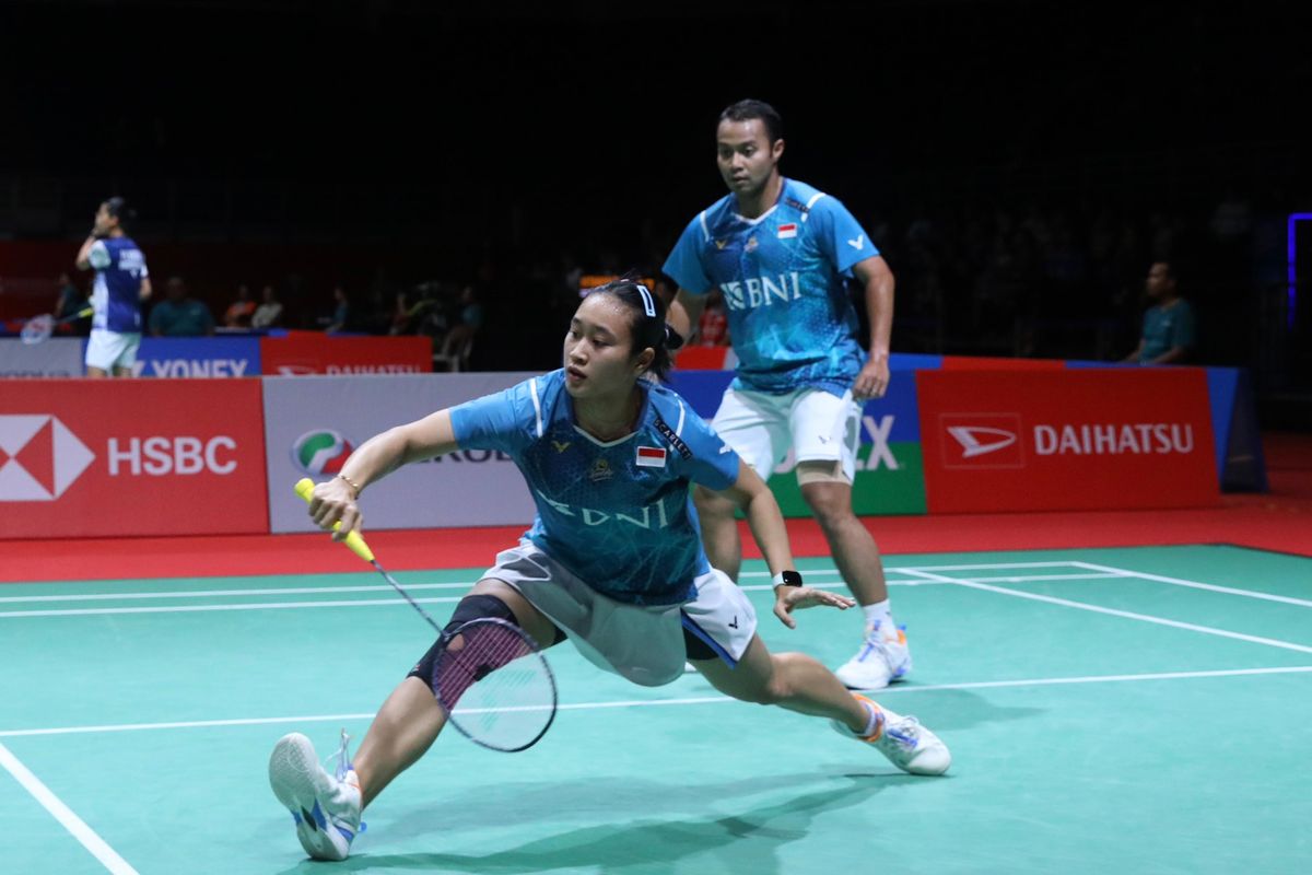 Rehan Naufal Kusharjanto/Lisa Ayu Kusumawati saat melawan Mads Vestergaard/Christine Busch (Denmark) pada babak 16 besar Malaysia Masters 2024 di Axiata Arena, Bukit Jalil, Kuala Lumpur, Malaysia, Kamis (23/5/2024). 