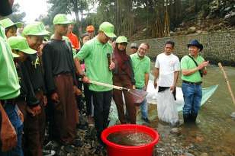 Wali Kota Bogor Bima Arya Sugiarto bersama Komunitas Peduli Lingkungan menebar bibit ikan di aliran sungai Ciliwung, Kelurahan Tanah Sareal, Kota Bogor, Sabtu (9/4/2016).