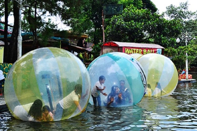 Wahana permainan bola air di Taman Wisata Matahari.