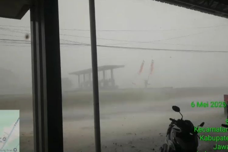 30 Menit Diterjang Hujan dan Angin Kencang, 71 Atap Rumah Rusak di Desa Sambung Demak 