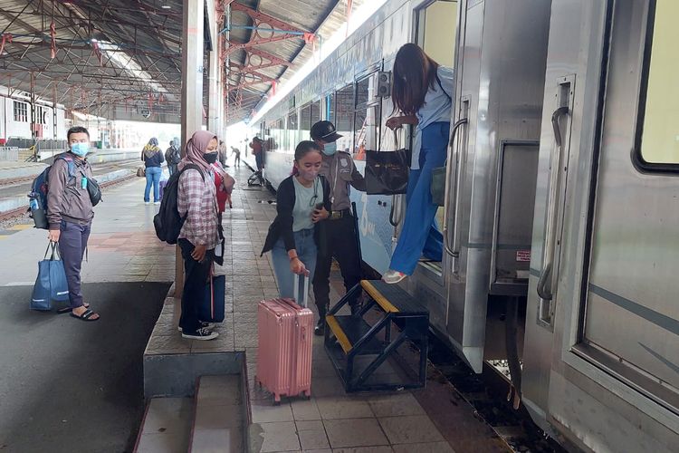 NAIK--Penumpang naik kereta api di Stasiun Madiun, Kamis (30/12/2021). Menjelang tutup tahun 2021, penumpang melonjak naik 155 persen.