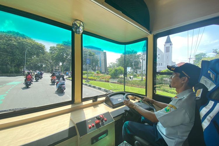 Bagian dalam di dekat supir bus Malang City Tour atau bus Macito di meeting point Jalan Majapahit. 