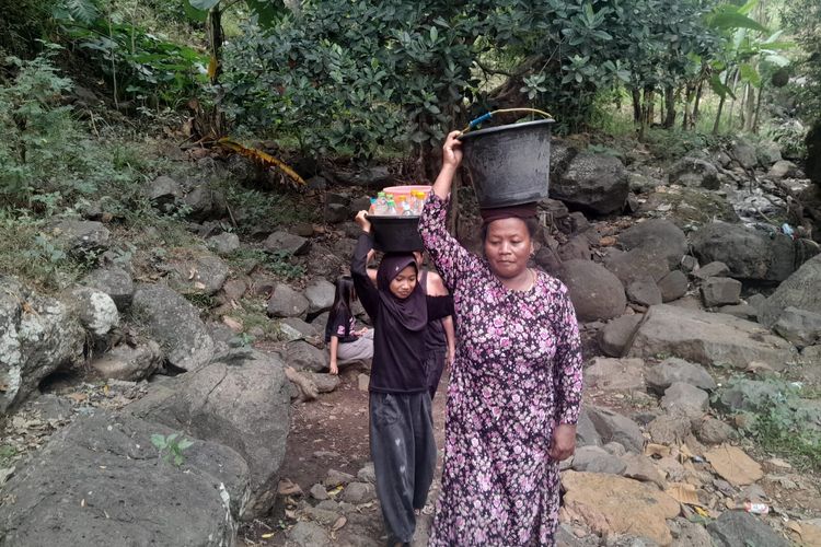 Cerita Warga Desa Gunung Putri Situbondo Harus Jalan Kaki 1,5 Jam untuk Mandi