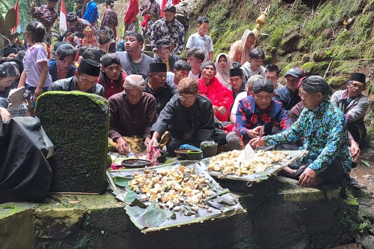 Prosesi ritual dalam tradisi Sungkem Tlompak di mata air Tlompak di Gejayan, Pakis, Magelang, Senin (15/4/2024).
