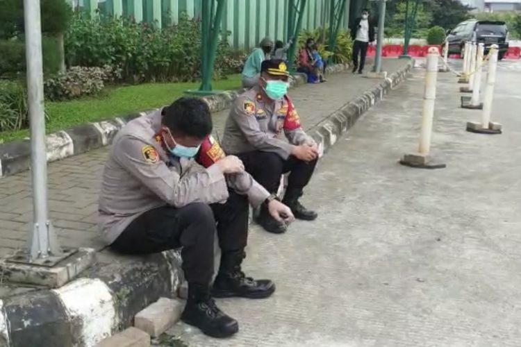 Wakapolres Jakarta Selatan AKBP Antonius Agus Rahmanto (kiri) tak kuasa menahan tangis saat warga Jagakarsa, Budi (59) yang ditolongnya meninggal dunia di Rumah Sakit Umum Daerah Pasar Minggu, Jakarta Selatan pada (25/6/2021). Budi sebelumnya terlambat ditangani dalam kondisi kritis.