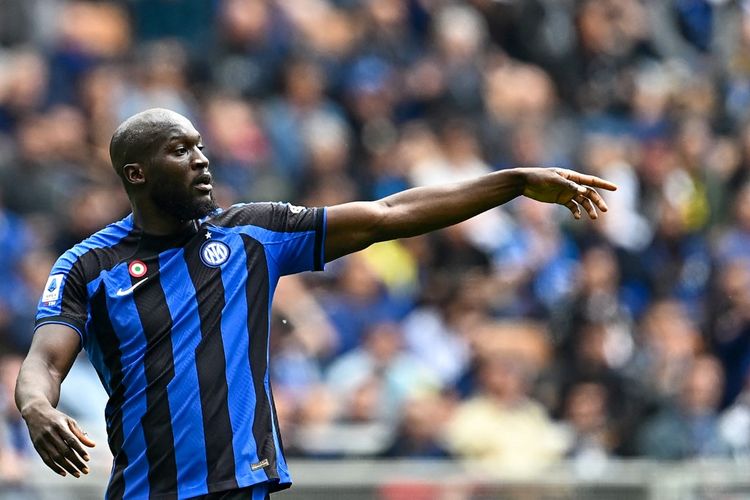 Penyerang Inter Milan, Romelu Lukaku, bereaksi pada laga Inter vs Lazio di Stadion Giuseppe Meazza, Milan, pada Minggu (30/4/2023). Terlihat, Inter Milan mengenakan seragam tanpa sponsor setelah Digitalbits, sponsor utama klub, gagal menuntaskan kewajiban pembayaran mereka untuk musim 2022-2023. Terkini, Inter Milan diberitakan memutuskan berhenti melakukan negosiasi transfer dengan Lukaku.