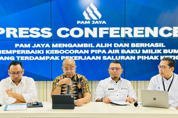 Konferensi pers PAM Jaya terkait pebarikan perbaikan pipa air baku ukuran diameter 2.000 milimeter (mm) milik Perusahaan Jasa Tirta (PJT) II yang rusak dan berdampak kepada 200.000 pelanggan. 