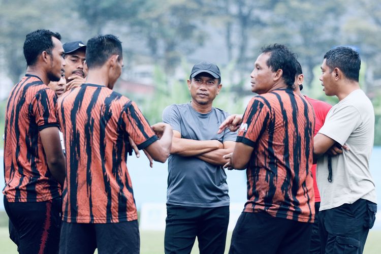 Pelatih baru Arema FC Widodo Cahyono Putro saat berdiskusi dengan tim pelatih usai menyaksikan tim latihan di Lapangan ARG Lawang, Jumat (9/2/2024) sore.