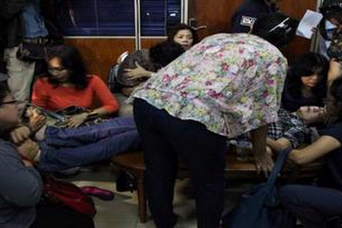 Reaksi keluarga korban pesawat Sukhoi Superjet 100 di Bandara Halim Perdanakusuma, Jakarta setelah muncul berita lokasi serpihan pesawat ditemukan, Kamis (10/5/2012).  