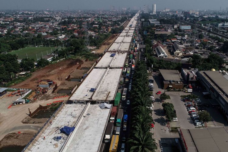 Lalu lintas di Jalan Tol Jakarta-Cikampek di Jawa Barat tersendat pada Rabu pagi (22/5/2019). Sejak Simpang Susun (SS) Cikunir, antrean panjang kendaraan ini dipicu akibat bergesernya Steel I-Girder (SIG) atau balok baja Proyek Jalan Tol Layang Jakarta-Cikampek (Elevated) dari truk multi-axle.