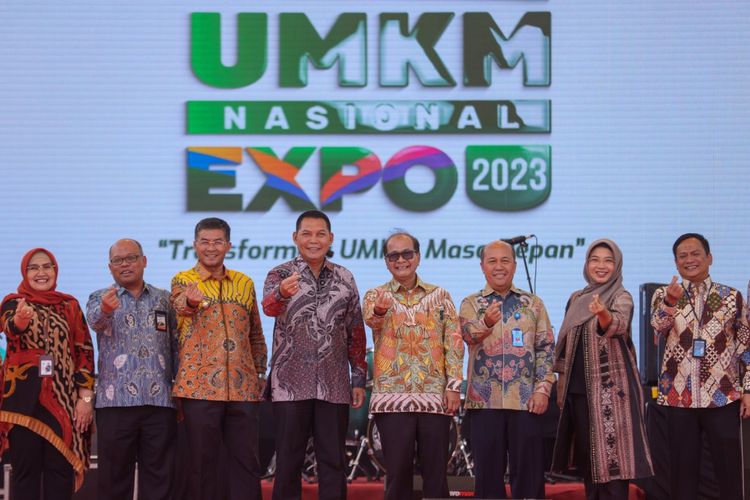 Kementerian Koperasi dan UKM (KemenKopUKM) berkolaborasi dengan Pemerintah Kota Surakarta dan Bank Indonesia (BI) menyelenggarakan UMKM Nasional Expo. Pameran tersebut digelar untuk mendorong UMKM naik kelas sekaligus bertransformasi menuju UMKM masa depan.
