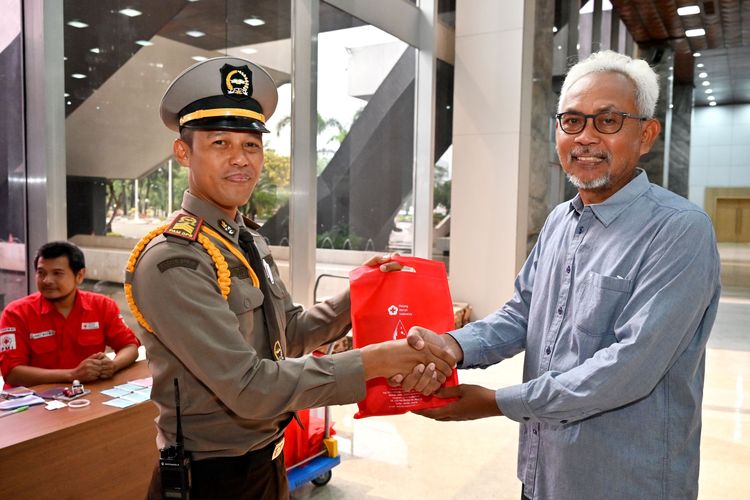 Ketua Korpri Setjen DPR RI Djaka Dwi Winarko saat menghadiri dan meninjau kegiatan donor darah di Gedung Nusantara, Rabu (29/5/2024).