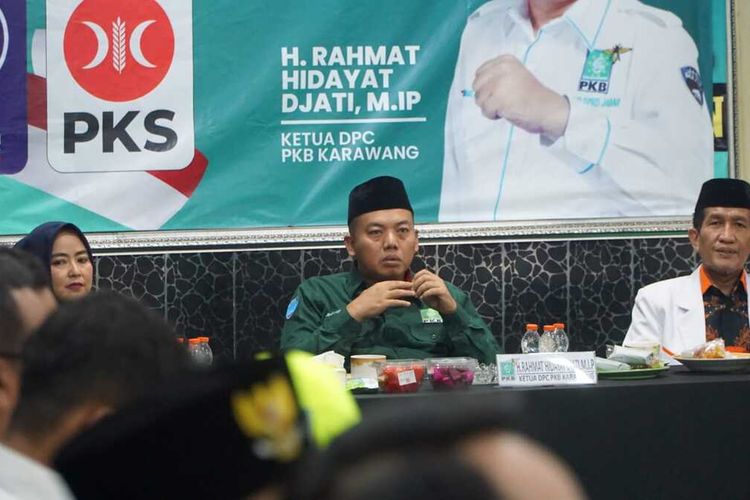Ketua DPC PKB Karawang Hidayat Djati (kemeja hijau) ditunjunk sebagai kapten tim pemenangan Amin di Karawang, Jumat (1/12/2023).