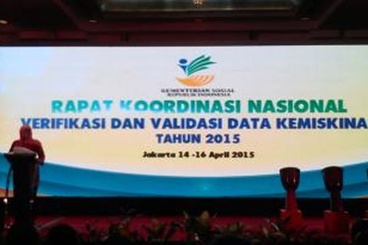Menteri Sosial Khofifah Indar Parawansa pada pembukaan Rapat Koordinasi Nasional dari Kementerian Sosial dengan agenda Verifikasi dan Validasi Data Kemiskinan 2015 di Jakarta, Selasa (14/4/2015).  