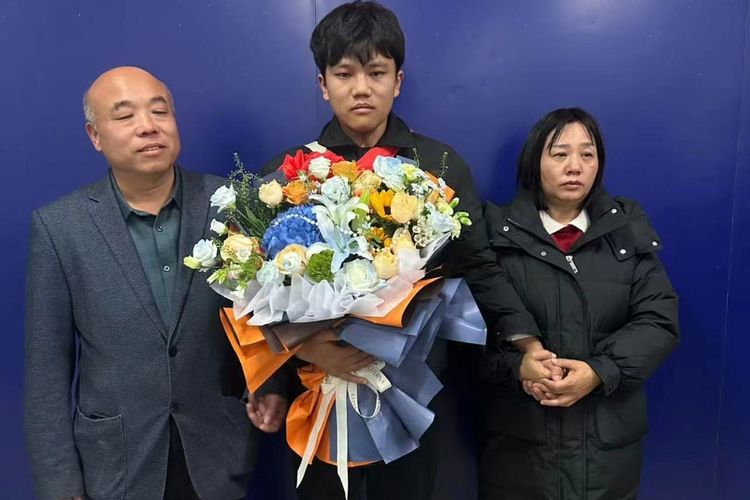 Xie Qingshuai bersama keluarganya dipersatukan kembali setelah terpisah selama 25 tahun.  