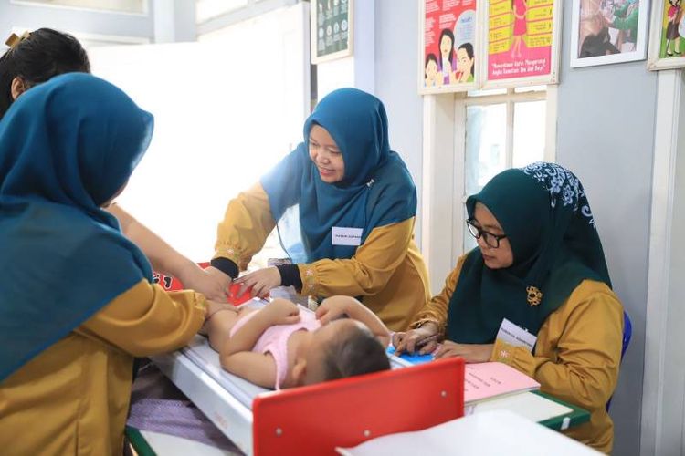 Para perawat di salah satu Puskesmas di Kota Tangerang sedang memerika kondisi balita. Pemeriksaan ini merupakan bagian dari program gratis biaya persalinan dan kesehatan umum di 39 puskesmas melalui Dinas Kesehatan (Dinkes) Kota Tangerang
