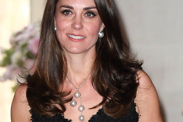 Kate Middleton mengenakan aksesori perhiasan ketika berkunjung ke Paris.