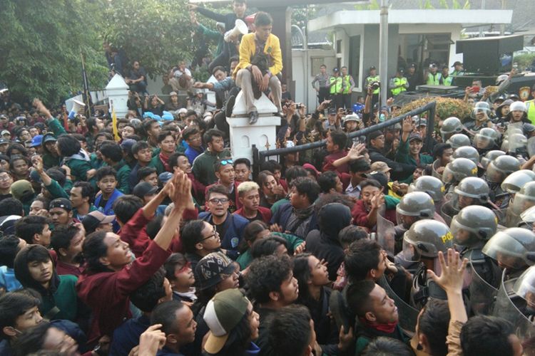 Ribuan mahasiswa saat terlibat aksi saling dorong dengan anggota kepolisian dalam aksi unjuk rasa menolak RUU KPK dan KUHP di Gedung DPRD Jabar, Jalan Diponegoro, Senin (23/9/2019).