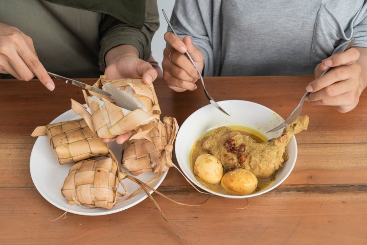 Ilustrasi ketupat dan opor ayam, hidangan khas Lebaran di Indonesia. 