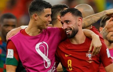 Cristiano Ronaldo (kiri) berbincang dengan Bruno Fernandes (kanan) seusai laga Grup H Piala Dunia 2022 Qatar yang mempertemukan Portugal vs Uruguay di Lusail Stadium, Selasa (29/11/2022) dini hari WIB. Dua gol Bruno Fernandes mengantar Portugal mengalahkan Uruguay 2-0 dan lolos ke 16 besar Piala Dunia 2022.