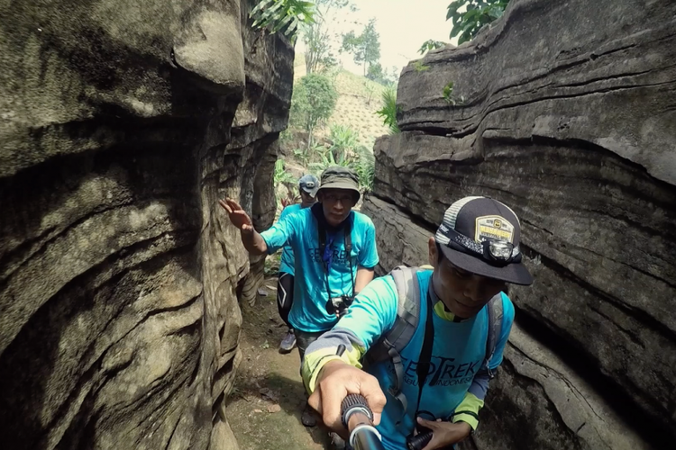 Trekking melintasi labirin batu gamping di Gua Garunggang, Desa Karang Tengah, Babakan Madang, Bogor, Sabtu (27/10/2018).
