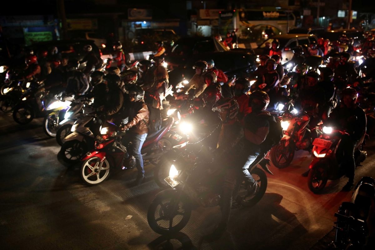 Pemudik bersepeda motor melintasi Jalur Pantura Indramayu - Cirebon, Jawa Barat, Jumat (23/6/2017). Pada H-2 Lebaran, jalur Pantura dipadati kendaraan pemudik khususnya kendaraan roda dua.