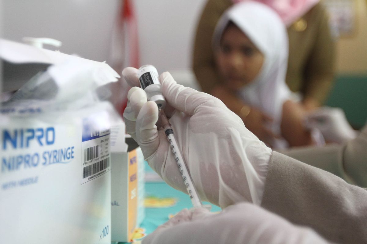 Seorang anak mendapatkan suntikan vaksin Human Pamillomavirus (HPV) saat kegiatan Bulan Imunisasi Anak sekolah (BIAS) di SDN 11 Pagi, Lubang Buaya, Jakarta Timur, Selasa (4/10). Kegiatan ini untuk mewujudkan Indonesia bebas dari kanker serviks. TRIBUNNEWS/HERUDIN