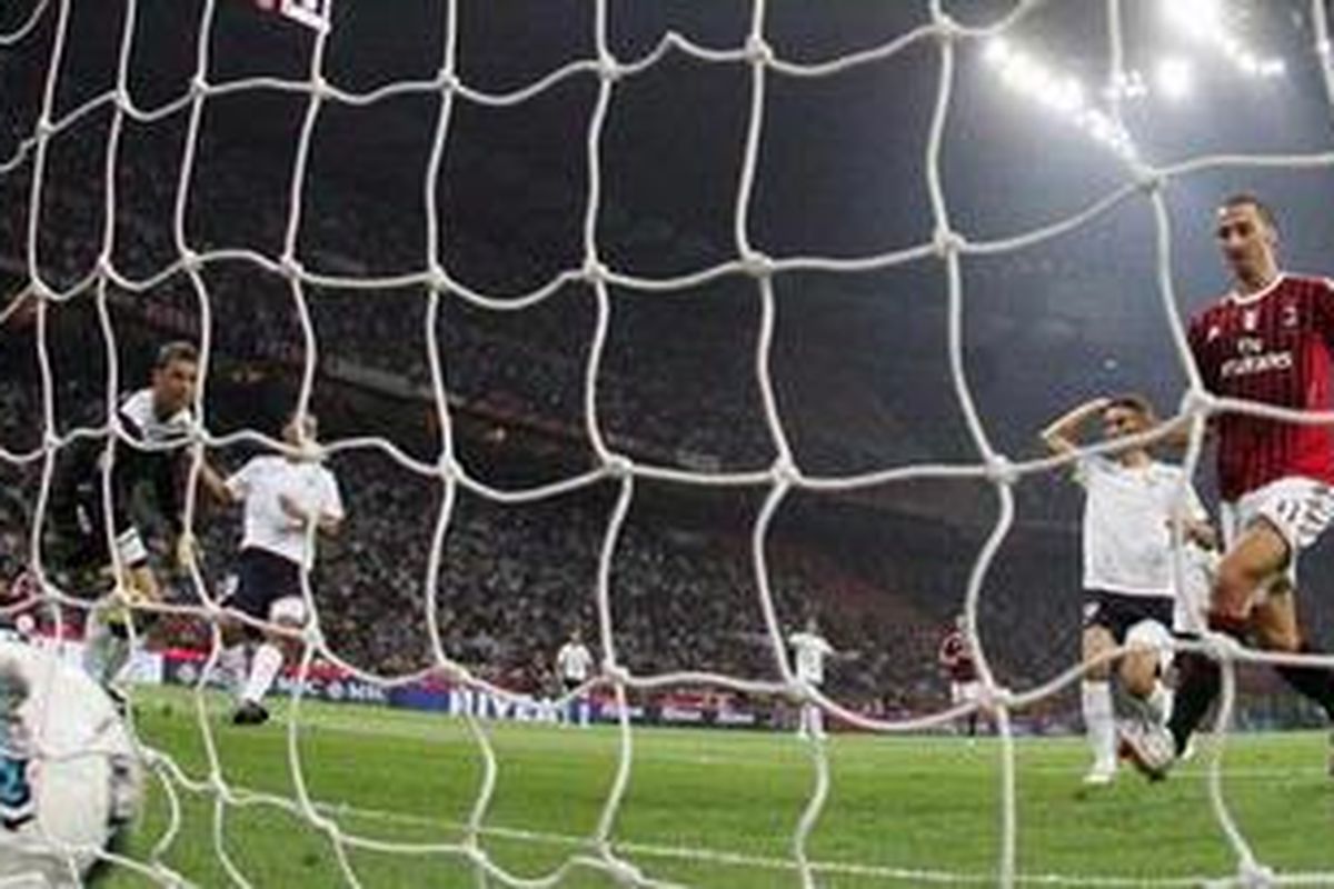 Striker AC Milan, Zlatan Ibrahimovic, mencetak gol ke gawang Lazio.