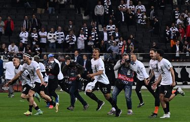 Para pemain Eintracht Frankfurt merayakan kemenangan atas West Ham United yang mengantarkan mereka menuju final Liga Europa 2021-2022. Perayaan ini terjadi seusai leg kedua semifinal Liga Europa di Stadion Frankfurt, Jerman, pada Jumat (6/5/2022) dini hari WIB.