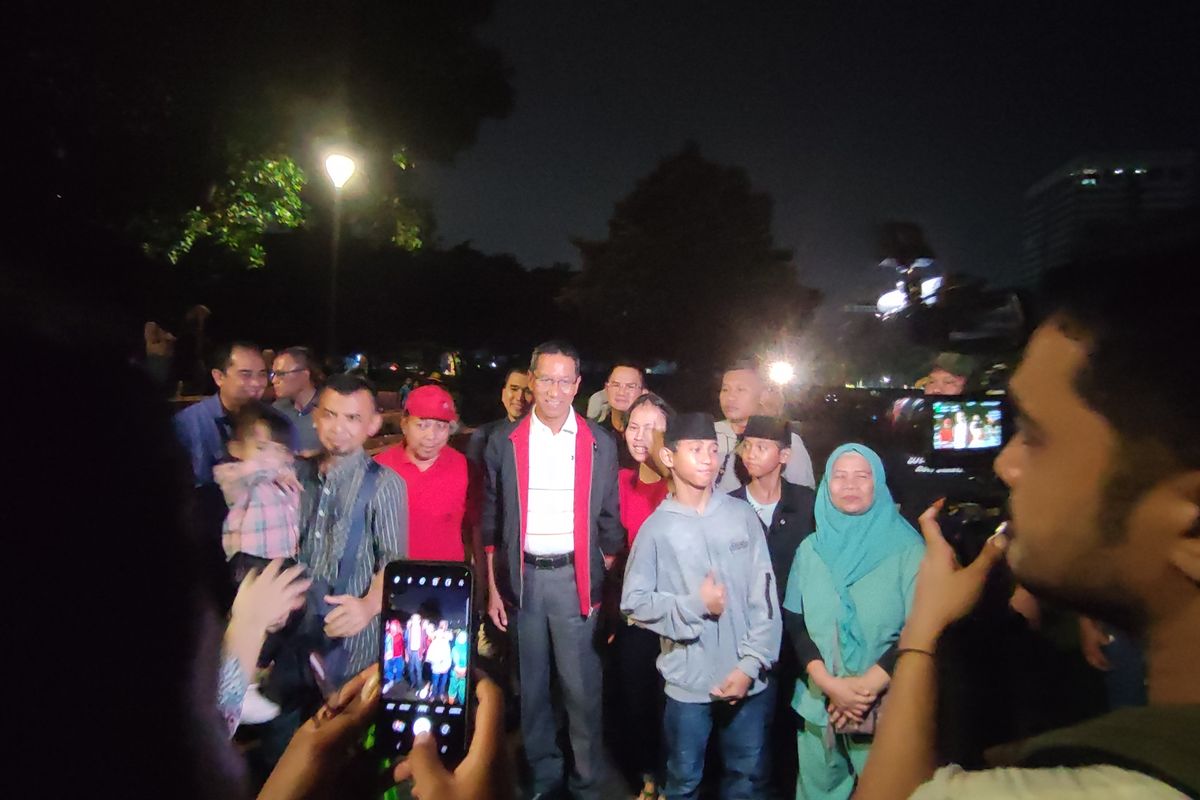Penjabat Gubernur DKI Jakarta Heru Budi Hartono berfoto bersama wisatawan dari berbagai wilayah yang merayakan Lebaran 2023 dalam acara Monas Week, Minggu (23/4/2023).