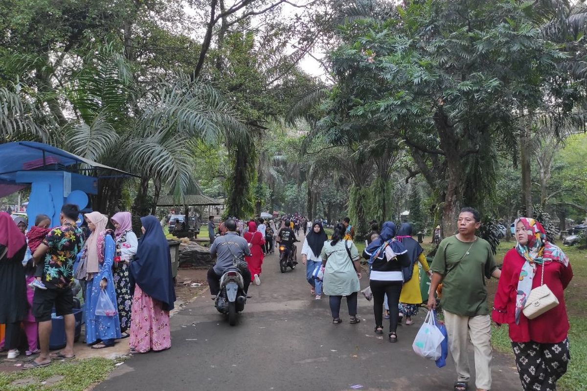 Suasana Taman Margasatwa Ragunan, Pasar Minggu, pada Minggu (30/4/2023). 