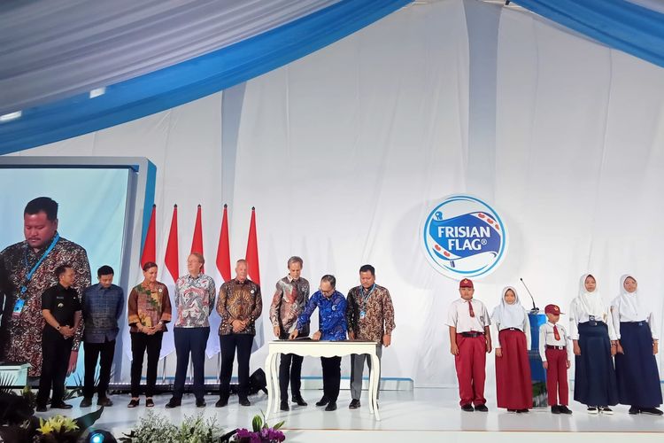 FrieslandCampina dan Frisian Flag Indonesia (FFI) meresmikan pabrik terbarunya di Cikarang, Jawa Barat,  di Cikarang, Selasa (2/7/2024).