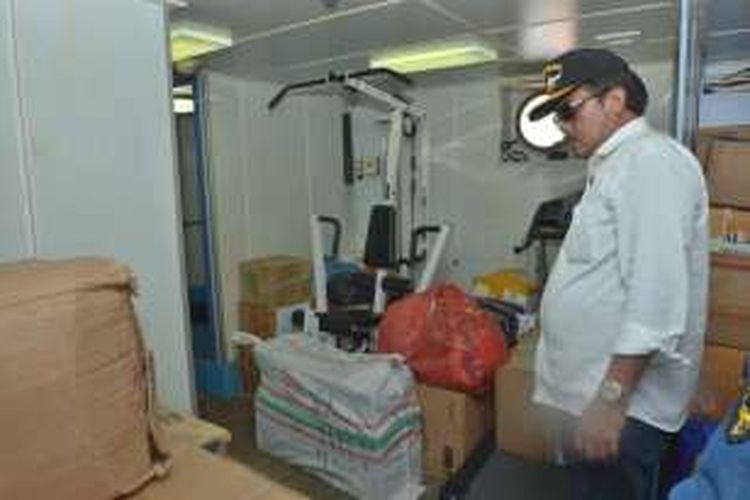Gubernur Kepulauan Riau Nurdin Basirun memeriksa ulang bantuan untuk korban gempa di Pidie  Jaya, Aceh. Bantuan itu dikirim dengan kapal Kesatuan Penjaga Laut dan Pantai yang bertolak dari Bintan, Kepulauan Riau