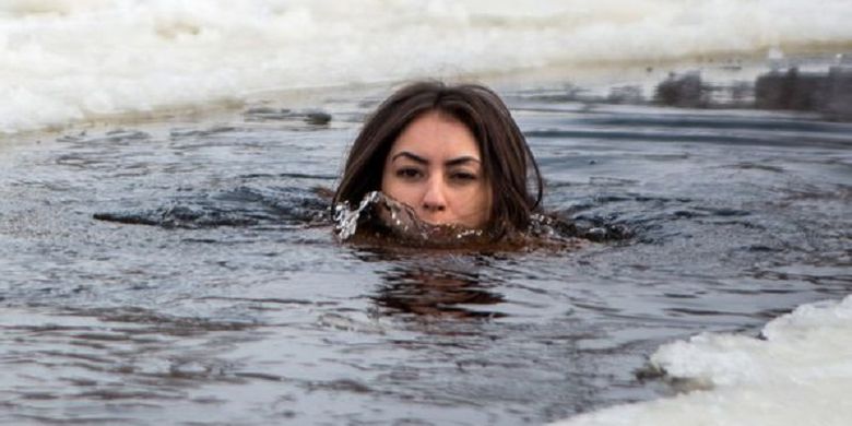 Sepekan sekali Irina berenang di Sungai Dnieper yang suhu airnya amat dingin karena dia yakin cara ini membuat dirinya sehat dan awet muda.