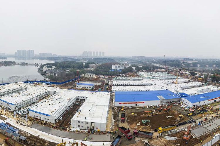 Pemandangan udara pembangunan rumah sakit Huoshenshan (Gunung Dewa Api) di Wuhan, Hubei, China, Minggu (2/2/2020). Huoshenshan, rumah sakit darurat khusus pasien corona dengan kapasitas 1.000 tempat tidur tersebut dibangun hanya dalam waktu 8 hari, dimulai pada 25 Januari lalu.