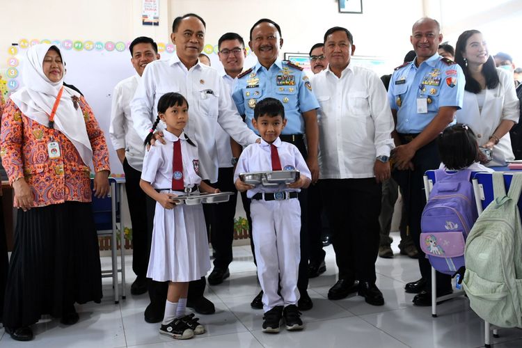 Menteri Koperasi (Menkop) RI Budi Arie Setiadi menghadiri peluncuran program Makan Bergizi Gratis (MBG) perdana di SD Angkasa 5 Halim Perdanakusuma Jakarta, Senin (06/01). Dalam program MBG yang dimulai secara perdana di tahun 2025 ini, Menkop Budi Arie secara khusus juga memantau secara langsung Satuan Pelayanan Penyediaan Gizi (SPPG) mulai dari dapur hingga distribusi kepada anak-anak sekolah penerima manfaat. 
