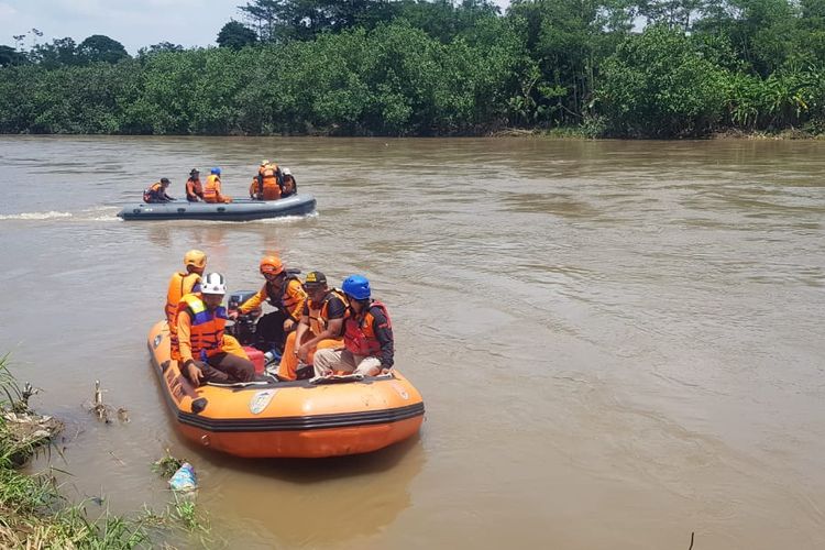 Operasi pencarian terhadap balita yang diduga hanyut di Sungai Brantas wilayah Banjarmlati, Kota Kediri, Jawa Timur, Selasa (8/11/2022). Timur,