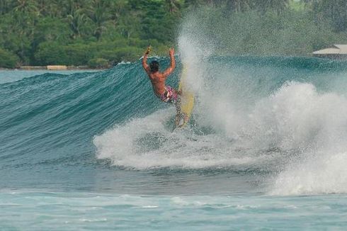 Wisatawan Australia Tewas Saat Berselancar di Pantai Surga