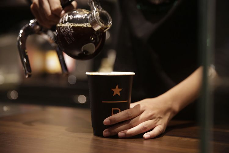 Menyeduh kopi di Starbucks Reserve