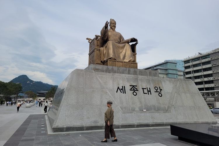 Patung Raja Sejong di  Lapangan Gwanghwamun Seoul