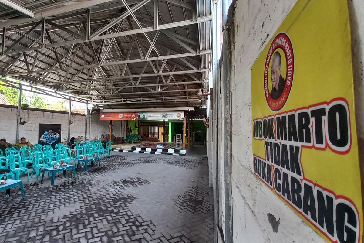 Suasana rumah duka pemilik warung mangut lele Mbok Marto Ijoyo, Rabu (6/10/2024)