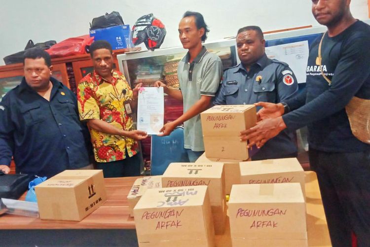 Ketua KPU Pegunungan Arfak Yosak Saroi menerima tanda terima barang dari pihak ekspedisi