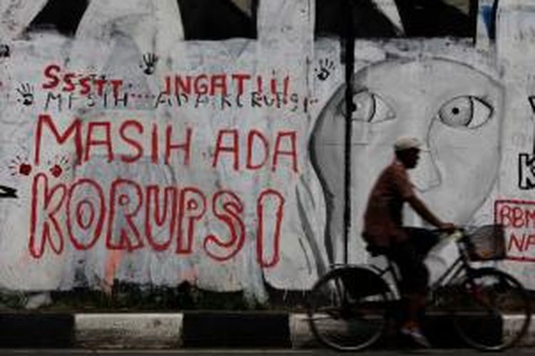 Ilustrasi: Tulisan warga yang mengingatkan masih adanya korupsi di Indonesia di sebuah dinding jembatan layang di Jakarta, Sabtu (2/6/2012). Persoalan korupsi yang melibatkan pejabat publik, politisi dan anggota DPR yang tak kunjung usai membuat masyarakat semakin gerah dan marah.  