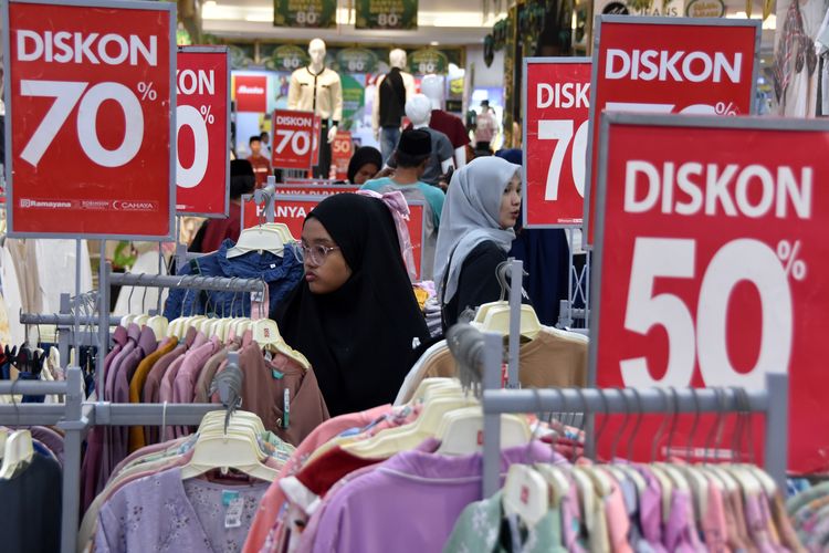 Baju Baru: Konsumsi Semu Ilusi Kesejahteraan