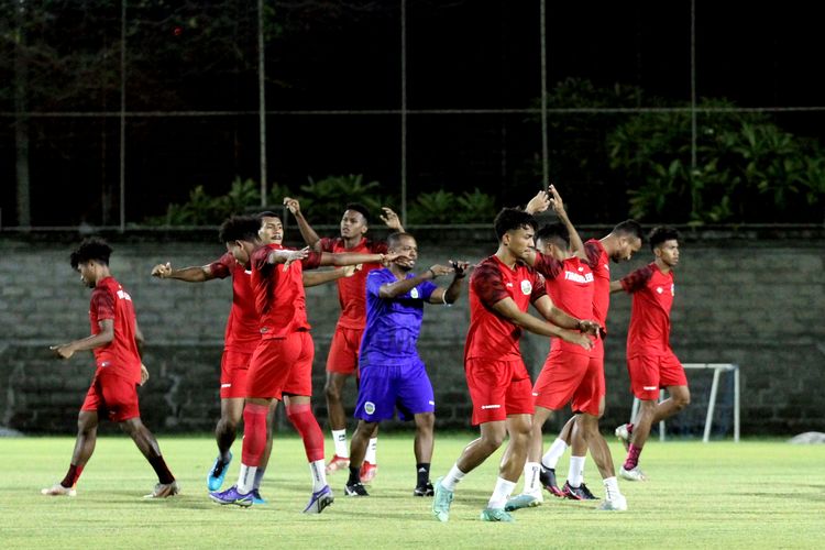 Jelang ujicoba melawan Indonesia dalam rangka FIFA Matchday pemain Timor Leste latihan di Stadion Gelora Trisakti Kuta, Rabu (26/1/2021) malam.