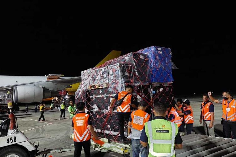 Penampakan pesawat kargo pengangkut logistik WSBK 2023 yang tiba di. bandara Lombok, Senin (27/2/2023) malam